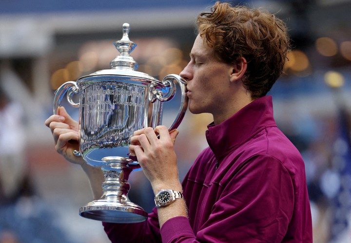 Después de que se conocieran sus resultados adversos en dos controles antidoping, Jannik Sinner ganó el US Open a principios de este mes. Foto: Mike Segar / Reuters.