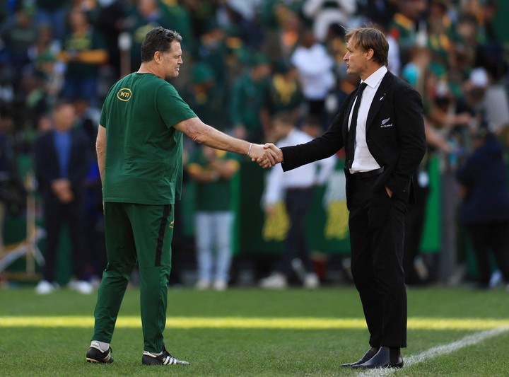 Rassie Erasmus saluda a Scott Robertson antes de que Sudáfrica le ganara a Nueva Zelanda en Cape Town. Foto: REUTERS / Esa Alexander