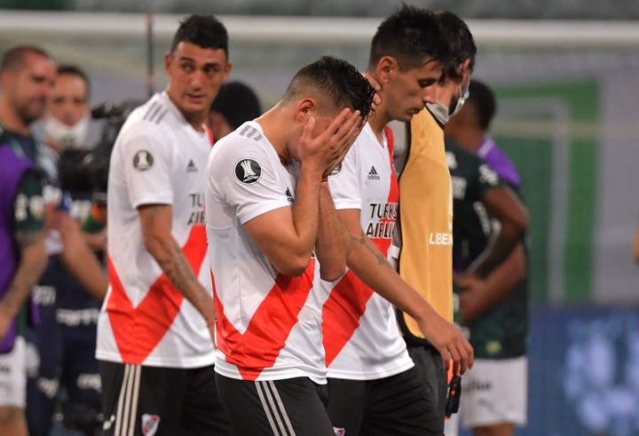 Rafael Santos Borré se toma la cara, tras caer con Palmeiras en cancha de Independiente. 
Foto: EFE