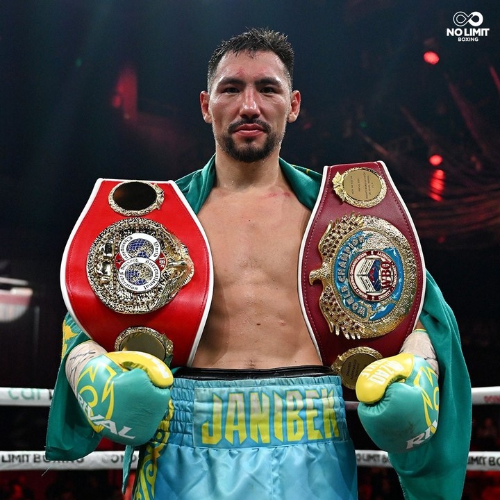 Janibek Alimkhanuly con los cinturones que lo acreditan como campeón mediano de la FIB y de la OMB. Foto: No Limit Boxing.