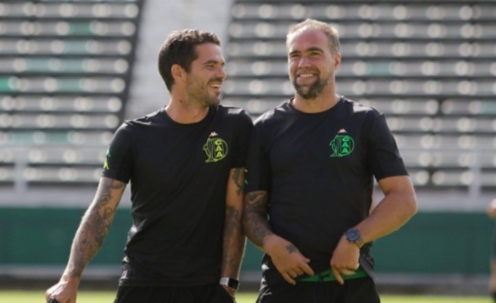 La primera experiencia. Fernando Gago junto a Federico Insúa, su ayudante de campo en Aldosivi. 