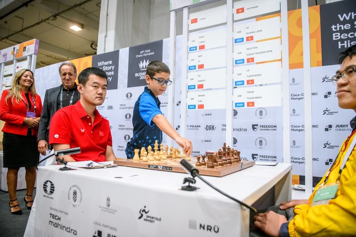 Faustino Oro se dio el gusto de hacer la movida inicial de la sexta rueda de la Olimpíada de ajedrez, en Budapest, delante del campeón mundial, el chino Ding Liren.
Foto FIDE