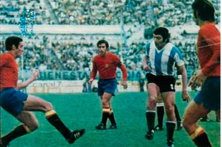 Argentina 1 - España 1, el 12 de octubre de 1974 en Monumental. Miguel Brindisi entre tres españoles.