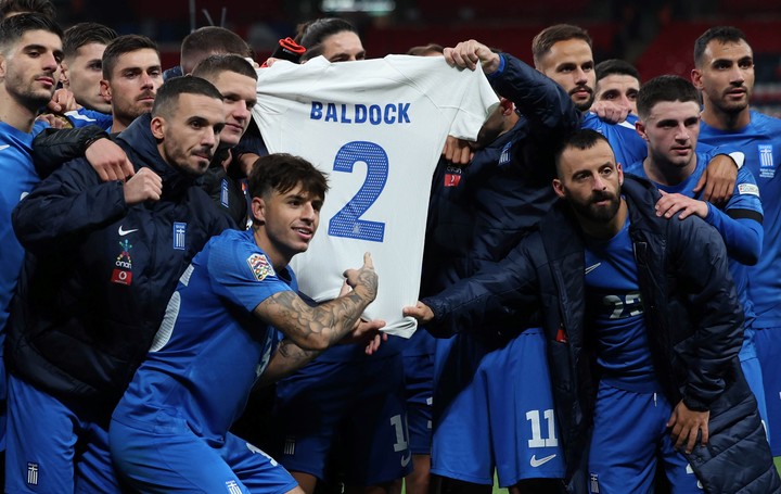 Tras la victoria ante Inglaterra en Wembley, los jugadores del seleccionado griego homenajearon a George Baldock. Foto: Andy Rain / EFE / EPA.