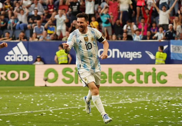 Messi y sus cinco goles a Estonia, en la previa del Mundial de Qatar. Foto: Rafael Mario Quinteros.