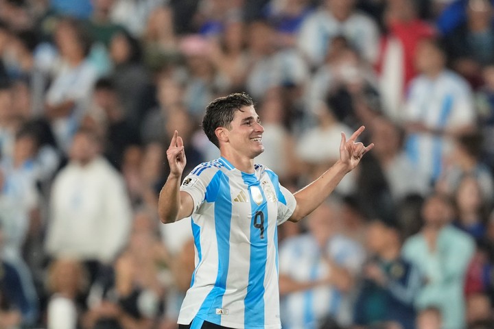 Julián Álvarez celebra su gol ante Bolivia. (AP Photo/Natacha Pisarenko)