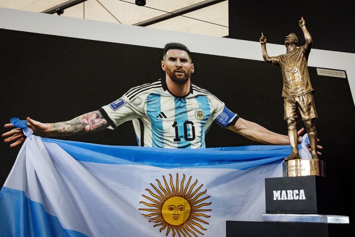 El premio y el cuadro, ambos retratos del astro argentino. (EFE/ Eva Marie Uzcátegui)