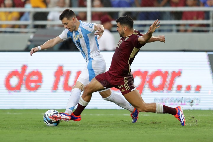 Giovani Lo Celso fue titular en el partido entre Argentina y Venezuela en Maturín. Foto: Ronald Peña / EFE.