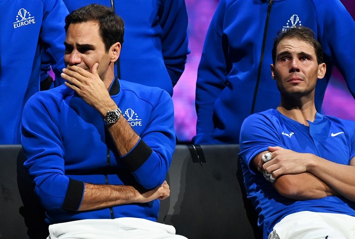 Nadal y Federer compartieron lágrimas después del último partido del suizo como tenista profesional en la Laver Cup 2022. Foto de EFE