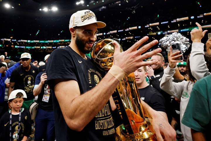 Jayson Tatum campeón con los Celtics durante la última temporada.
Foto: Reuter