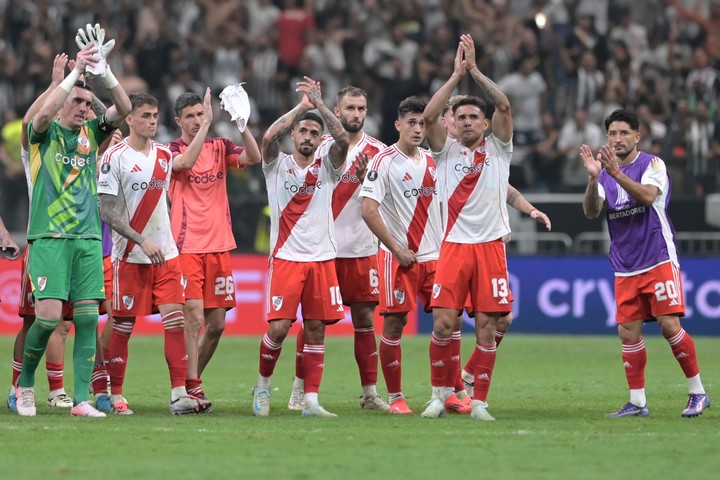 River cerró la noche aplaudiendo a los cuatro mil hinchas que viajaron hasta Belo Horizonte. Foto: EFE/ Joao Guilherme.