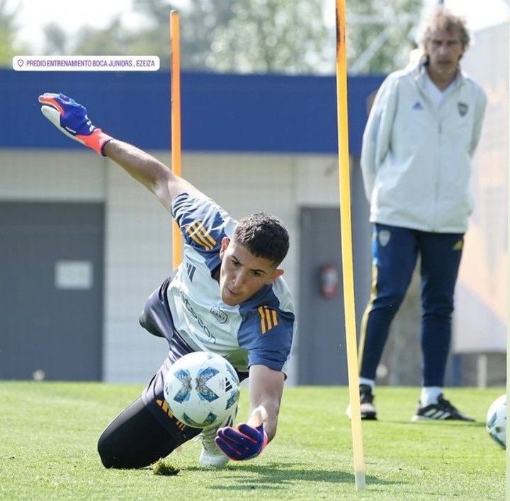 Leandro Brey bajo la atenta mirada de Fernando Gayoso, entrenador de arqueros de Boca.