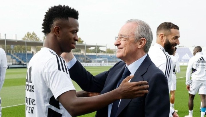 Vinicius Júnior junto a Florentino Pérez, presidente del Real Madrid.