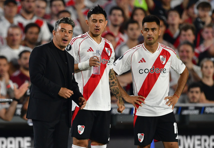 Gallardo con Bareiro y Pity Martínez, antes de mandarlos a la cancha. (Marcelo Carroll)