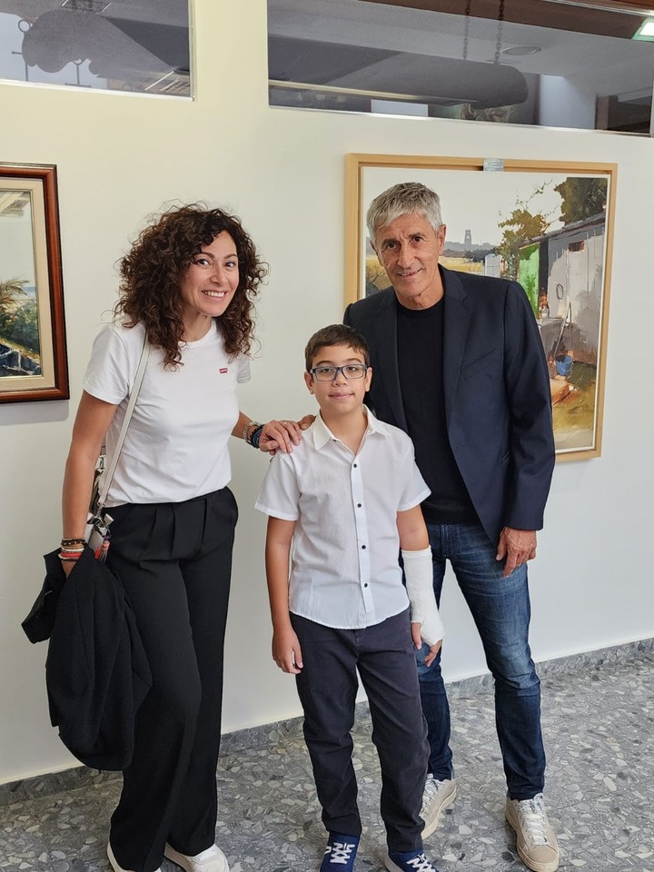 Faustino Oro posa en Málaga junto a Quique Setién, ex entrenador de Lionel Messi en Barcelona.