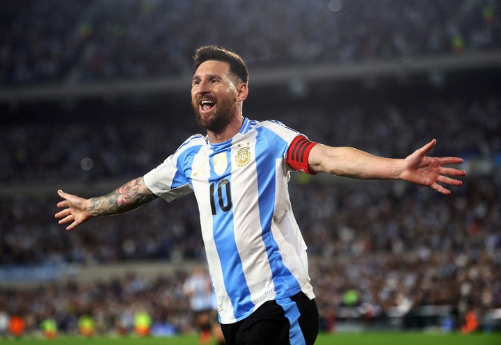 Messi y otra noche mágica con la camiseta que más le gusta. Foto: REUTERS / Matias Baglietto.