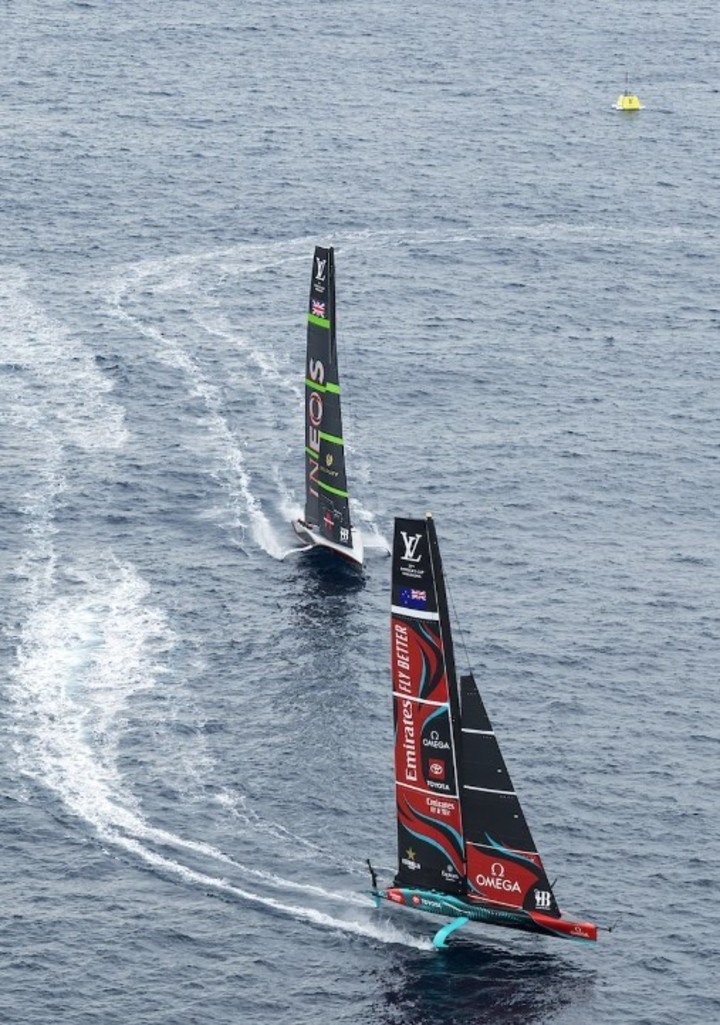 Juegos de guerra en la prelargada de la America's Cup. Los equipos buscan comprometer la llegada a la línea del adversario. Se decide mucho de la regata. Foto Ian Roman/Ricardo Pinto/America´s Cup