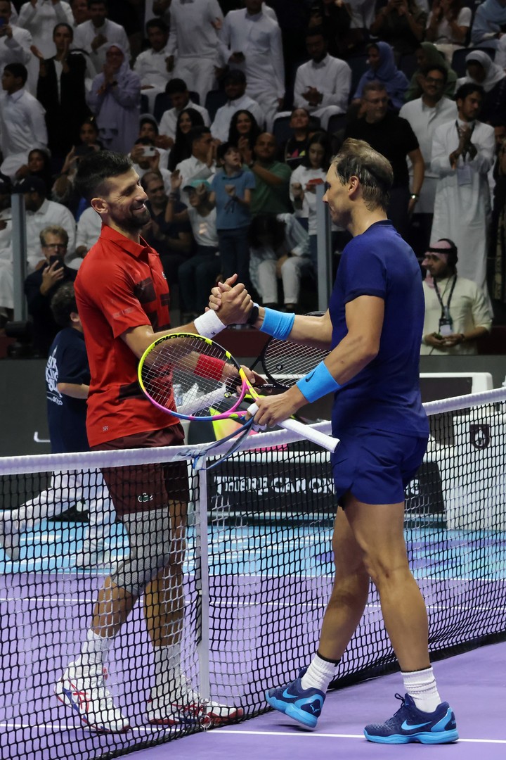 Novak Djokovic y Rafael Nadal estrechan sus manos al término del partido por el tercer lugar de la 6 Kings Slam. Foto Xinhua/Luo Chen