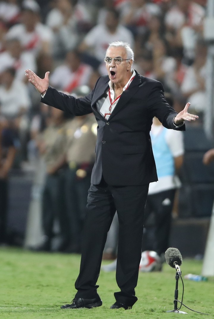 Jorge Fossati, con la difícil misión de hacer de Perú un equipo competitivo. Foto: EFE / Paolo Aguilar.