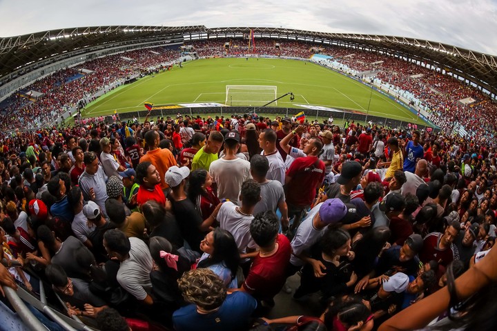 El Estadio Monumental de Maturín con aforo completo por las eliminatorias sudamericanas. Foto: EFE / Miguel Gutiérrez.