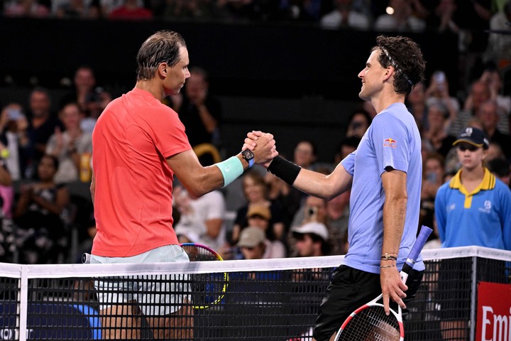 Dominic Thiem frente a Rafael Nadal luego de su cruce en el torneo de Brisbane 2024. (William WEST / AFP)