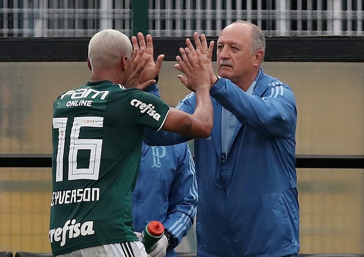 Deyverson saluda a Luiz Felipe Scolari, quien lo dirigió en Palmeiras entre julio de 2018 y septiembre de 2019. Foto: Paulo Whitaker / Reuters.