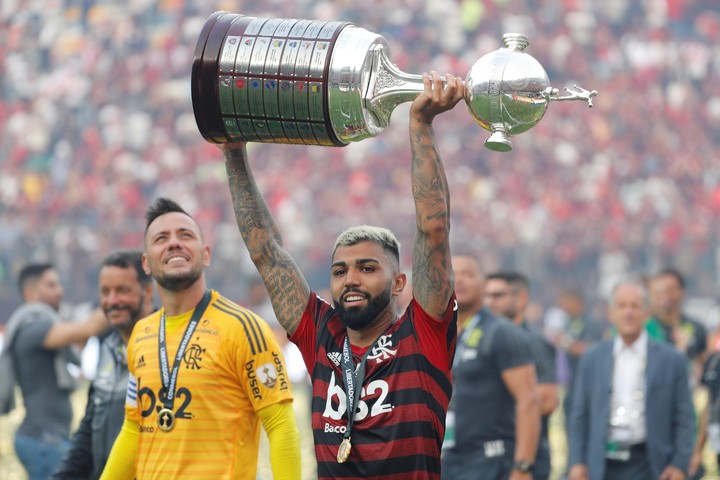 Gabriel Barbosa, Gabigol, levanta la copa tras superar a River en la final de 2019.