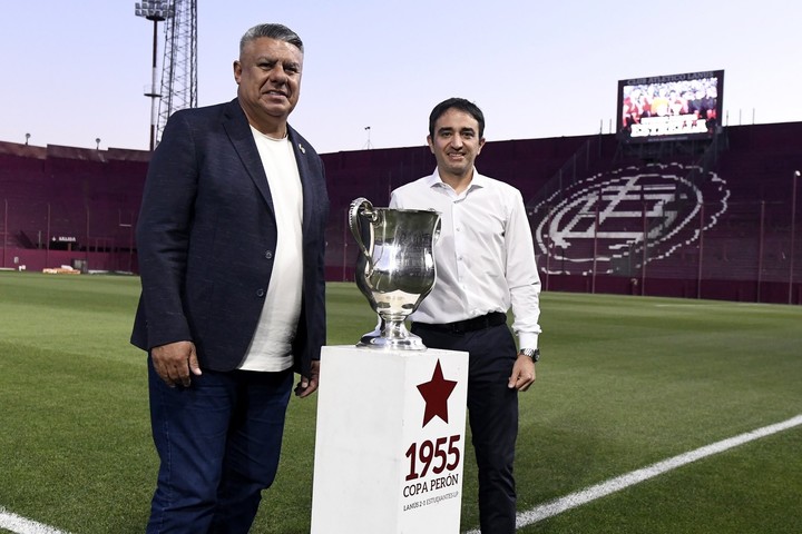 El presidente de Lanús, Luis María Chebel, junto al titular de la AFA, Claudio Tapia, durante la ceremonia de oficialización del título de la Copa Juan Domingo Perón. Foto: Prensa Club Atlético Lanús.