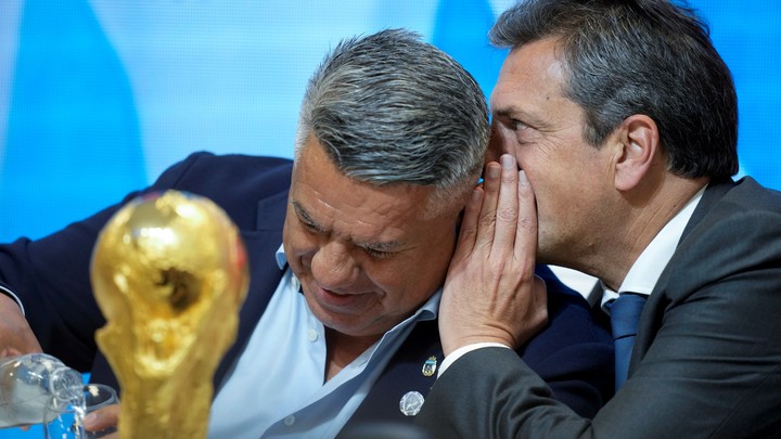 Claudio Tapia y Sergio Massa, con muy buena sintonía durante la presidencia de Alberto Fernández. Foto: AP Photo/Natacha Pisarenko.