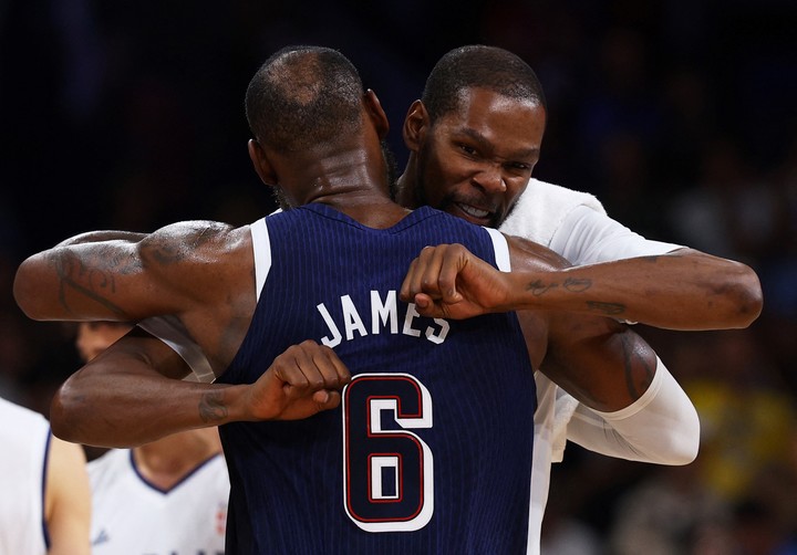 Kevin Durant y Lebron James, dos leyendas de la NBA.
Foro Reuters