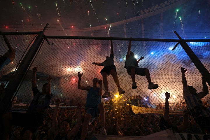 El recibimiento de Racing contra Corinthians. Foto: EFE/ Juan Ignacio Roncoroni.