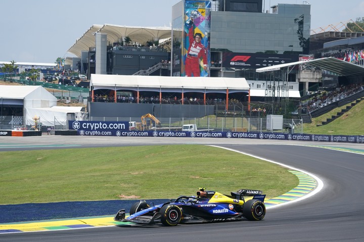 Franco Colapinto durante la primer sesión entrenamiento Interlagos, con el mural de Senna de fondo. 
Foto Juano Tesone / Enviado especial 