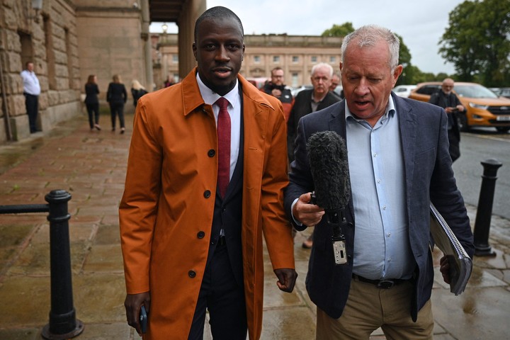 Mendy, el día en el que fue absuelto, con la prensa. 
Foto: AFP