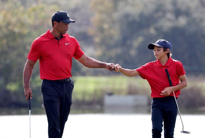 Tiger Woods junto a su hijo Charlie, en una foto de archivo. (REUTERS/Joe Skipper)