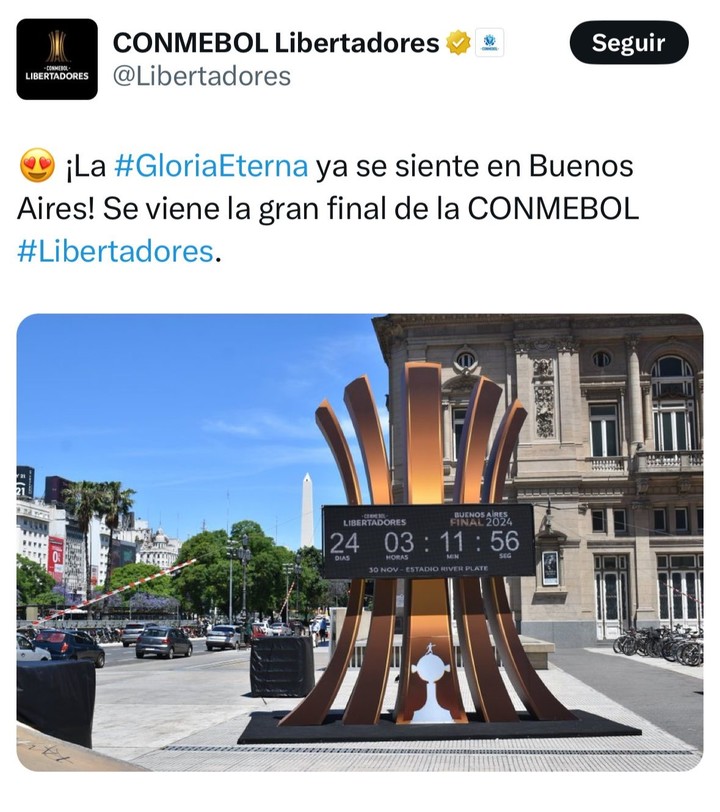 La CONMEBOL palpitando la final de la Copa Libertadores, así decoró la Plaza del Vaticano, al lado del histórico Teatro Colón.