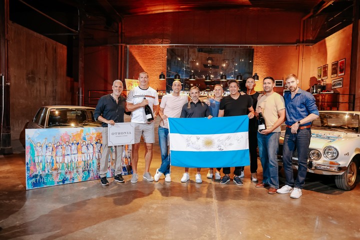 Cierre de lujo en Mendoza con una colección de autos antiguos en bodega Centenario y degustando vinos de la Patagonia.