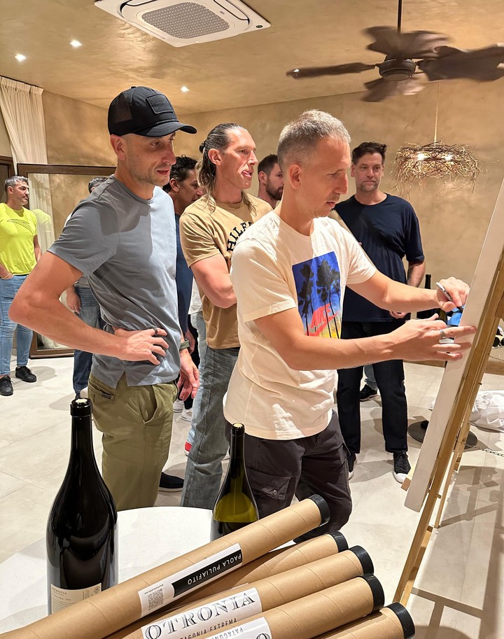 Manu Ginóbili, Pepe Sánchez, Walter Herrmann y Fabricio Oberto, con el cuadro que les regaló la bodega Otronia.