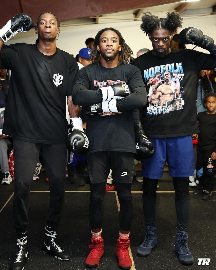 Keyshawn Davis (en el centro), junto a sus hermanos Keon (izquierda) y Kelvin (derecha), con quienes compartirá cartelera este viernes. Foto: Top Rank.