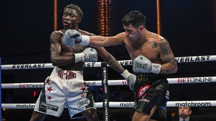 En su última presentación, Gustavo Lemos perdió puntos ante el estadounidense Richardson Hitchins en una pelea cuyo fallo fue discutidísimo. Foto: DAZN.