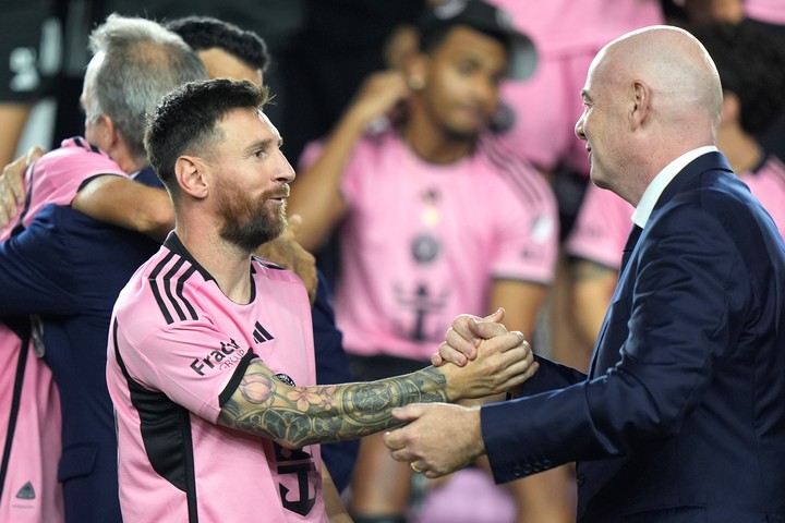 Gianni Infantino felicita a Lionel Messi, ganador del Supporters' Shield de la MLS con Inter Miami. Foto: AP Photo / Lynne Sladky.