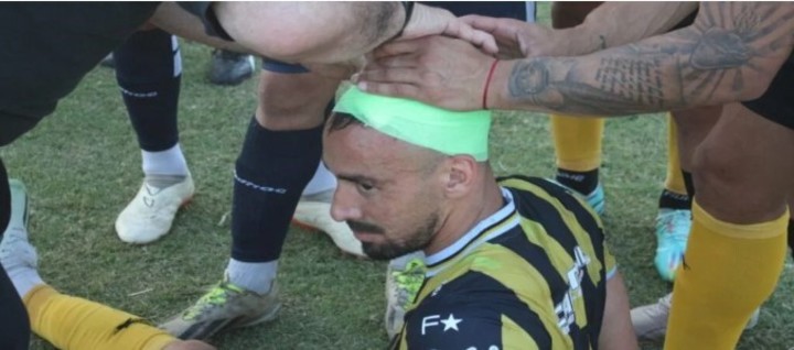 Facundo Affranchino recibe atención médica tras el piedrazo que recibió en La Banda. Foto: Interior Futbolero