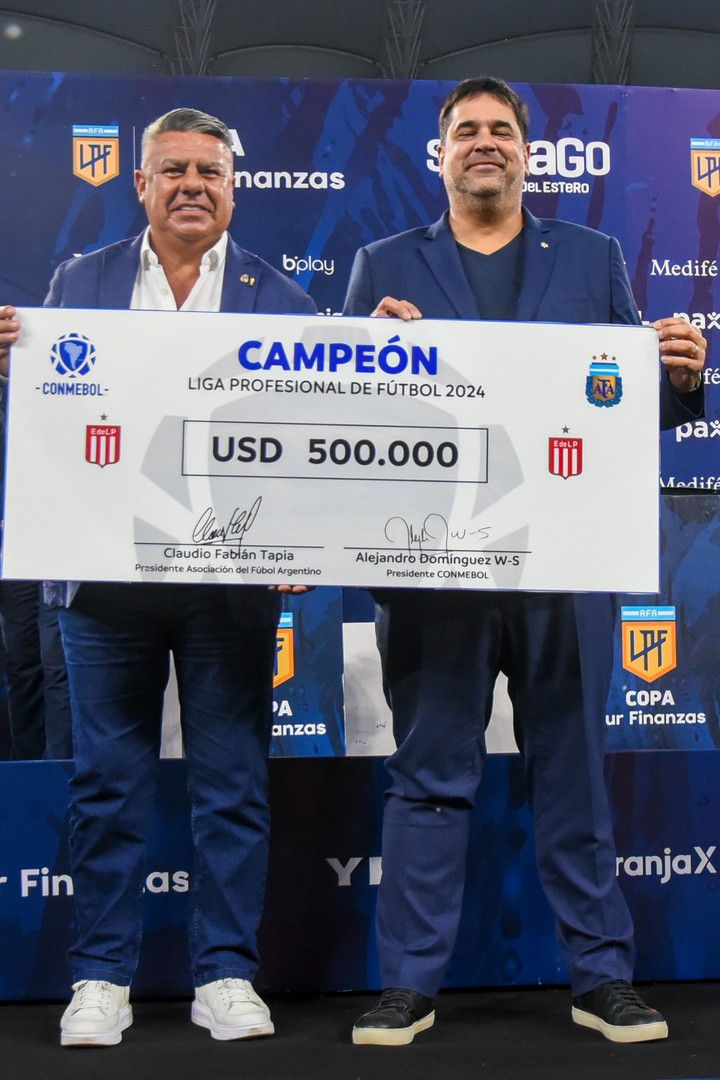 Chiqui Tapia y el cheque que le entregó a Mario Gorostegui, vice de Estudiantes, por ganar la Copa de la Liga Profesional.