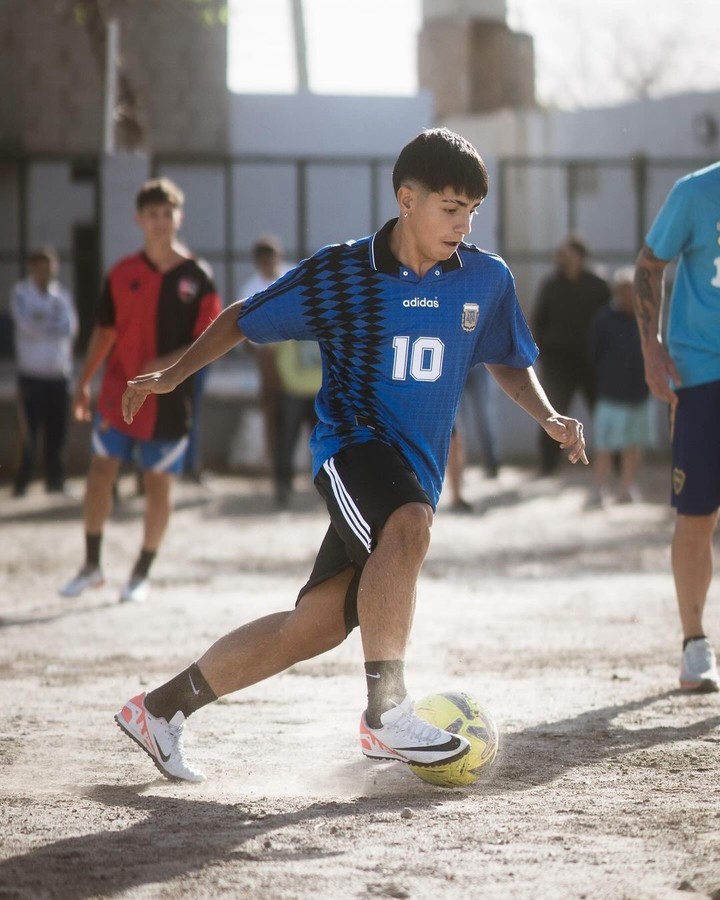 Benjamín Agüero en el potrero del abuelo Diego Maradona, en Villa Fiorito.