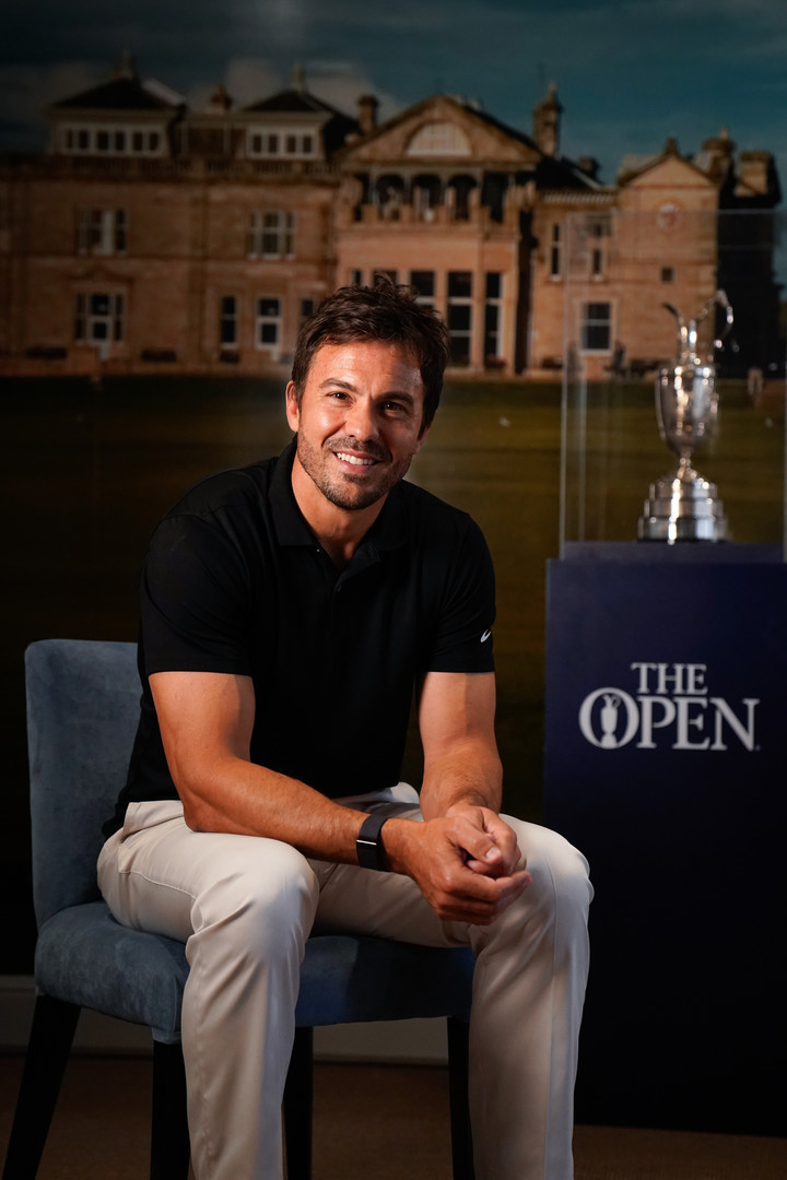 El Mago Hernández y de fondo Saint Andrews, la cuna del golf. Foto Maxi Failla 