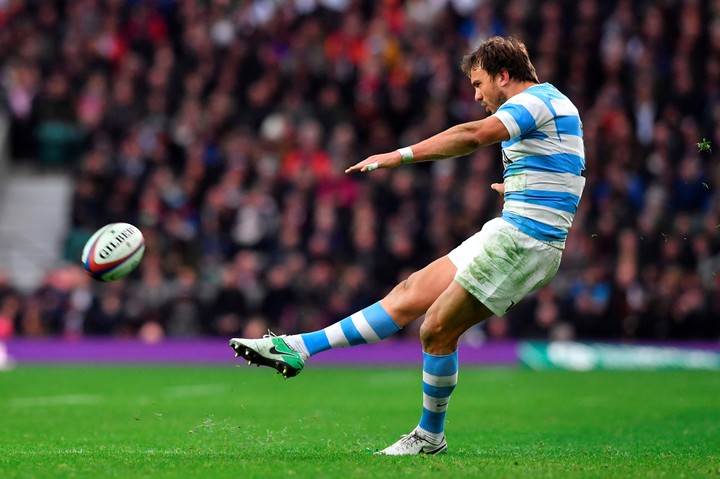 Hernandez busca los palos ante Inglaterra en Twickenham en 2018: su último partido con Los Pumas.