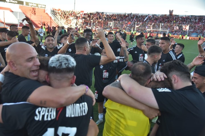 El último ascenso de Riestra: a Primera División. FOTO: LA VOZ DEL INTERIOR