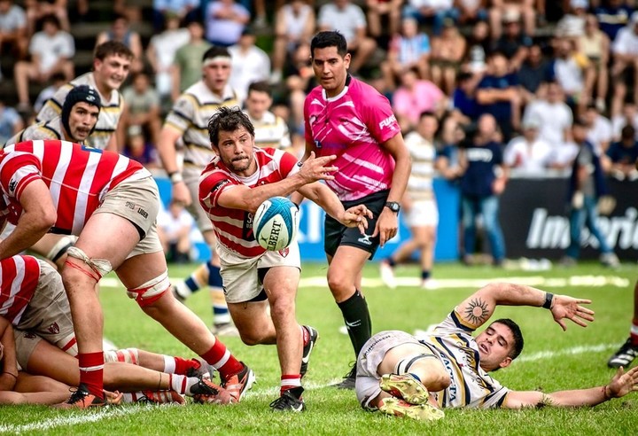 Tomas Passerotti enlaza el juego para Alumni.