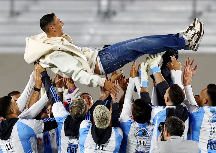 Di María recibió el homenaje de sus compañeros tras la Copa América. REUTERS/Agustin Marcarian 