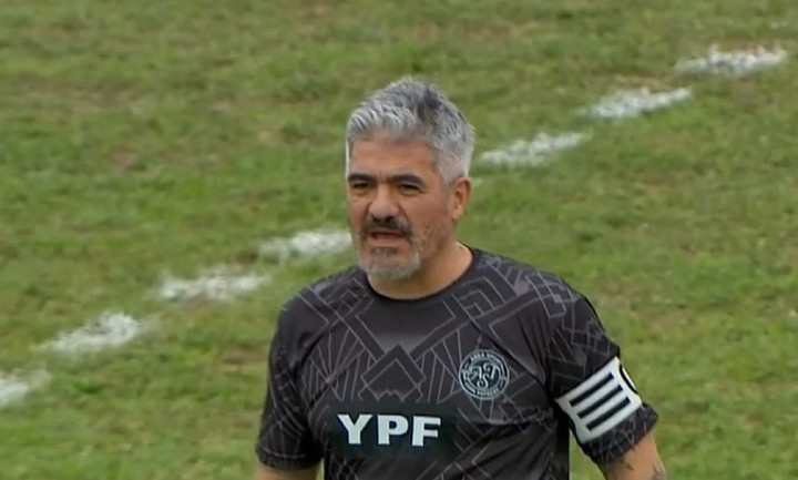 Ariel "Burrito" Ortega volviendo al ruedo con la camiseta de Área Sport Team en la Copa Potrero.