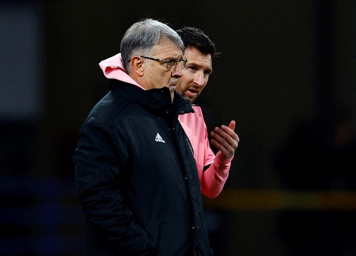 Lionel Messi junto a Gerardo Martino. (REUTERS/Issei Kato)